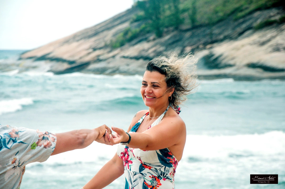 ensaio externo de casal na praia