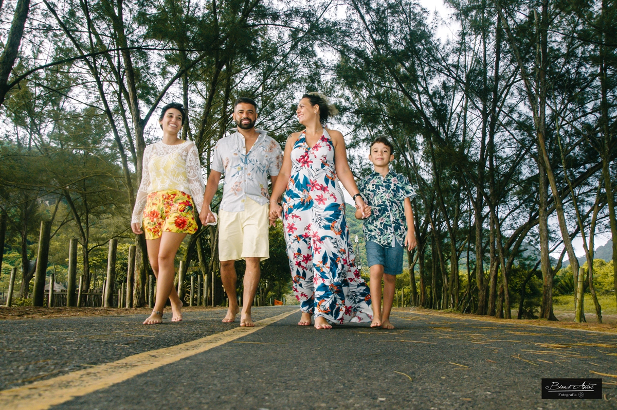 ensaio externo de casal na praia