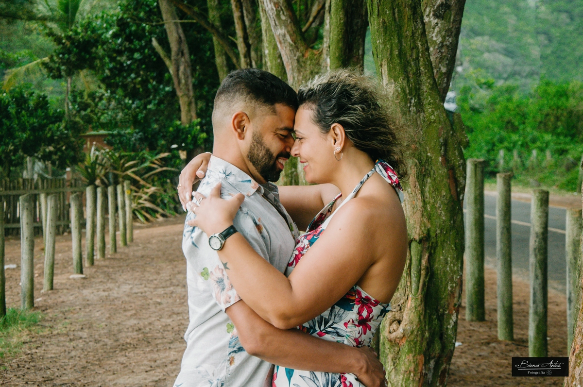 ensaio externo de casal na praia