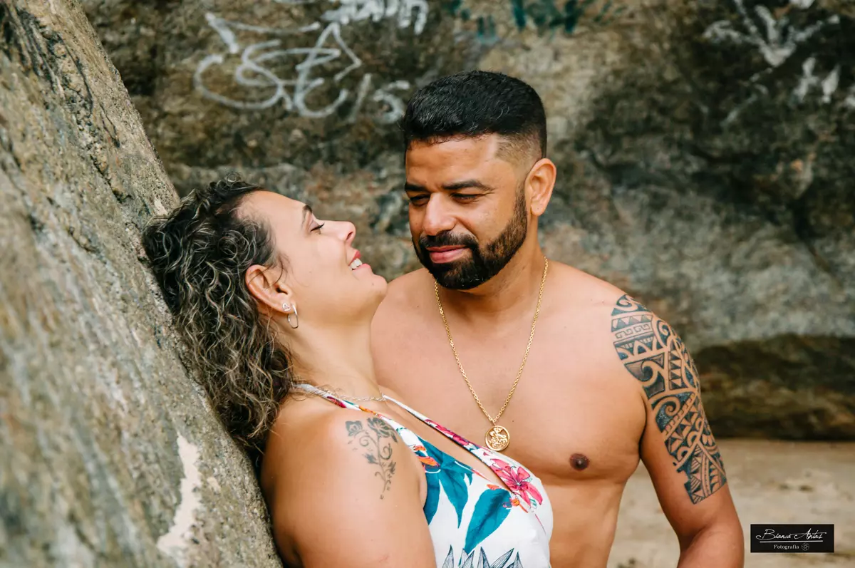 ensaio externo de casal na praia