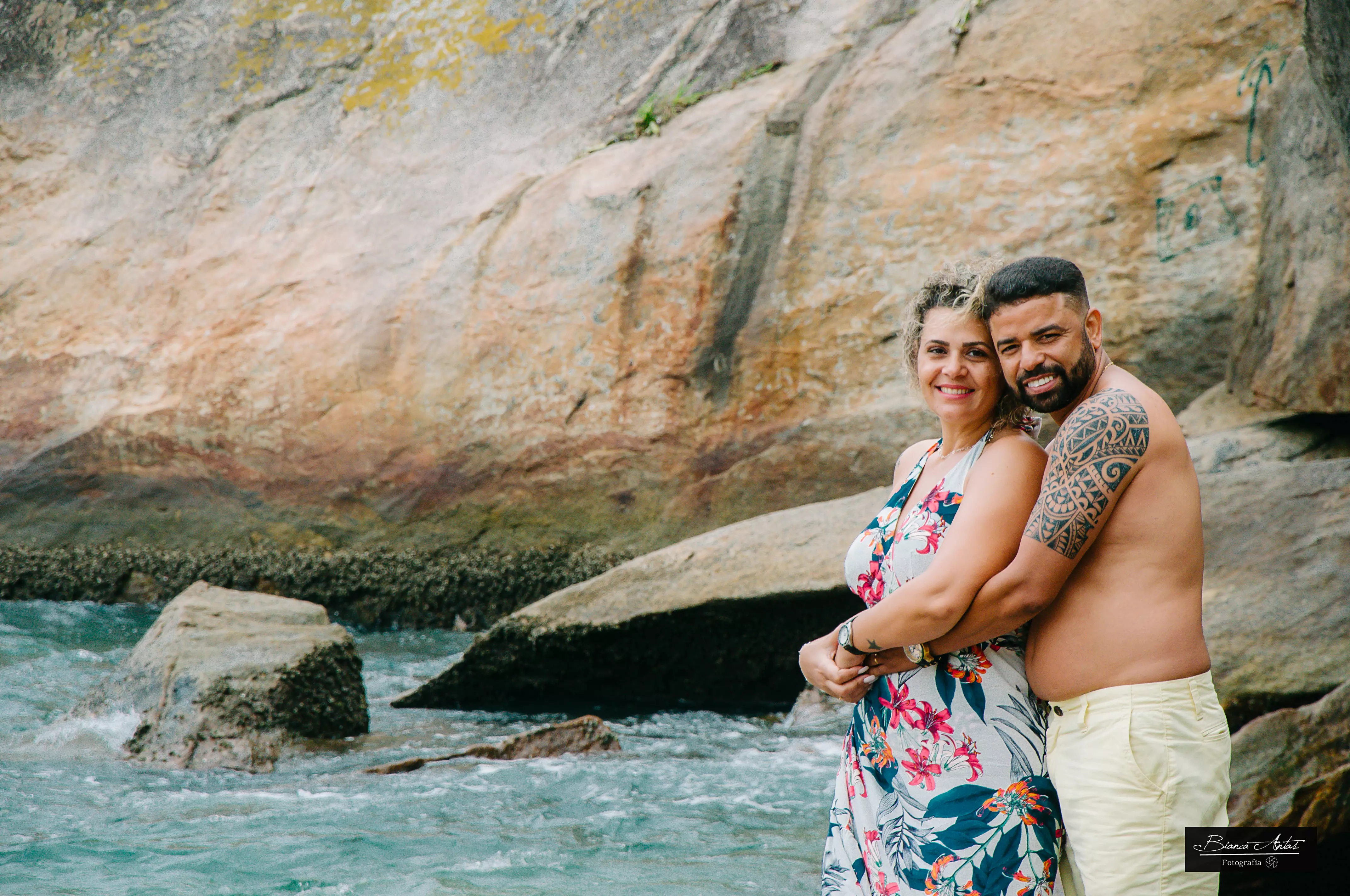 ensaio externo de casal na praia