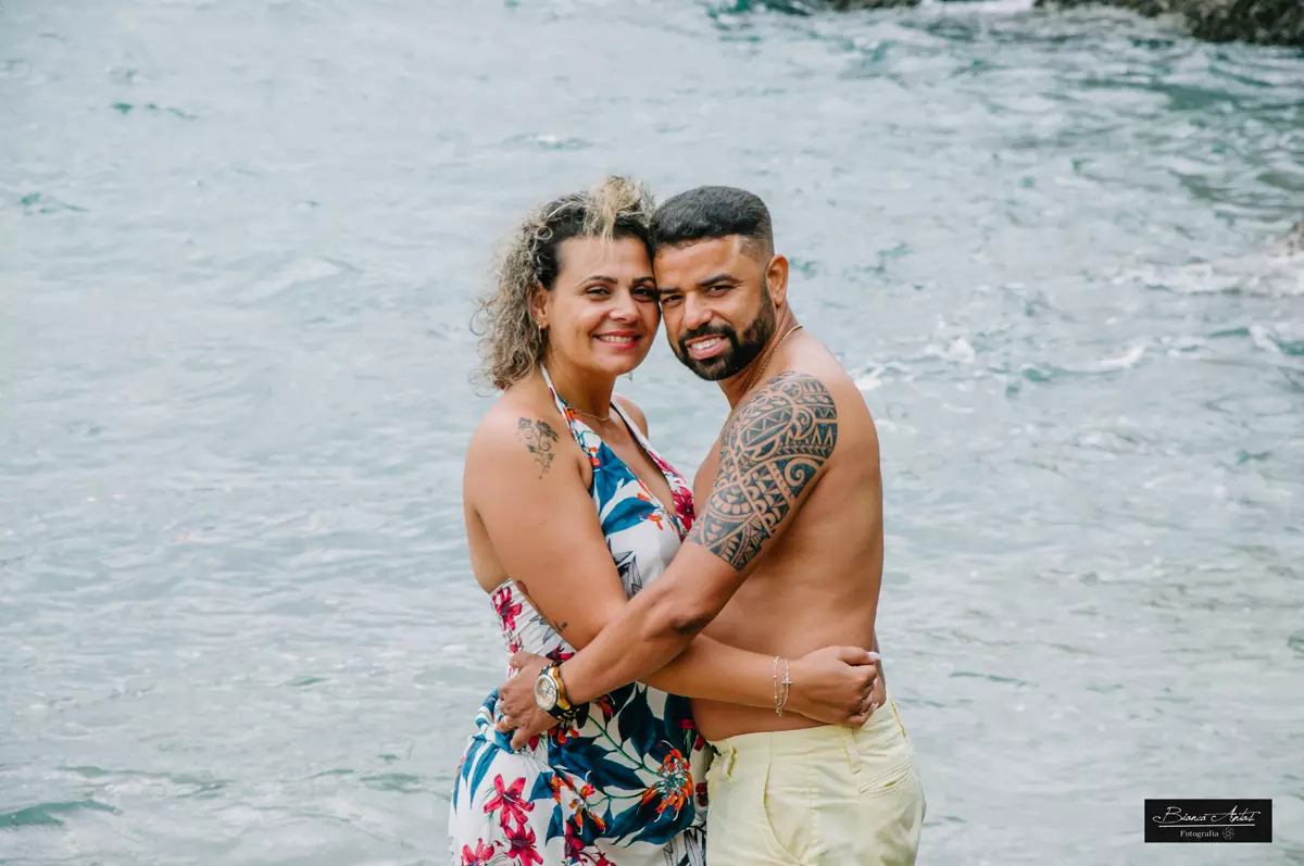 ensaio externo de casal na praia