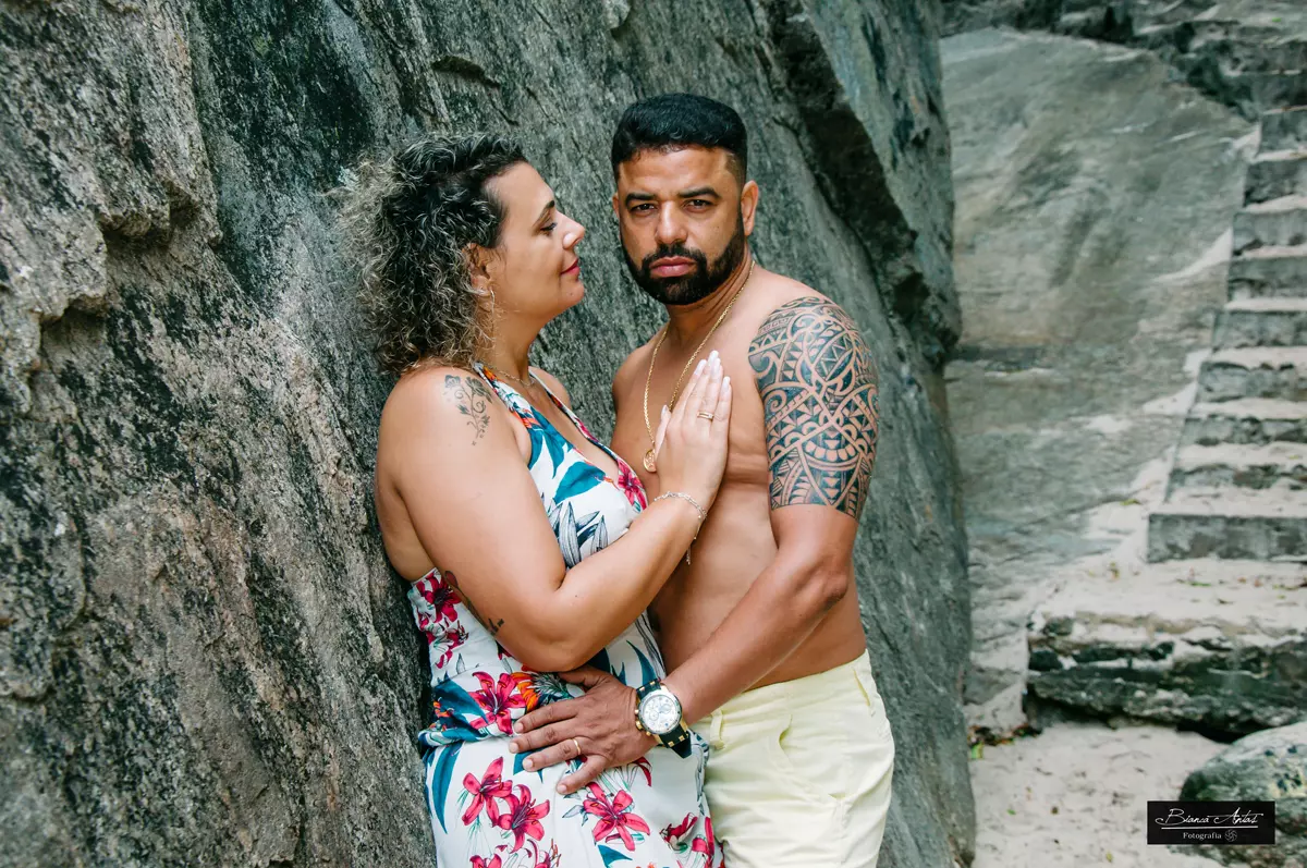 ensaio externo de casal na praia