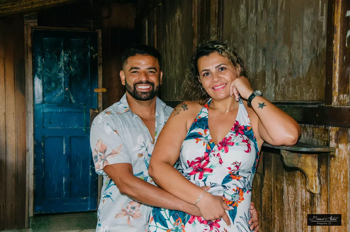 ensaio externo de casal na praia