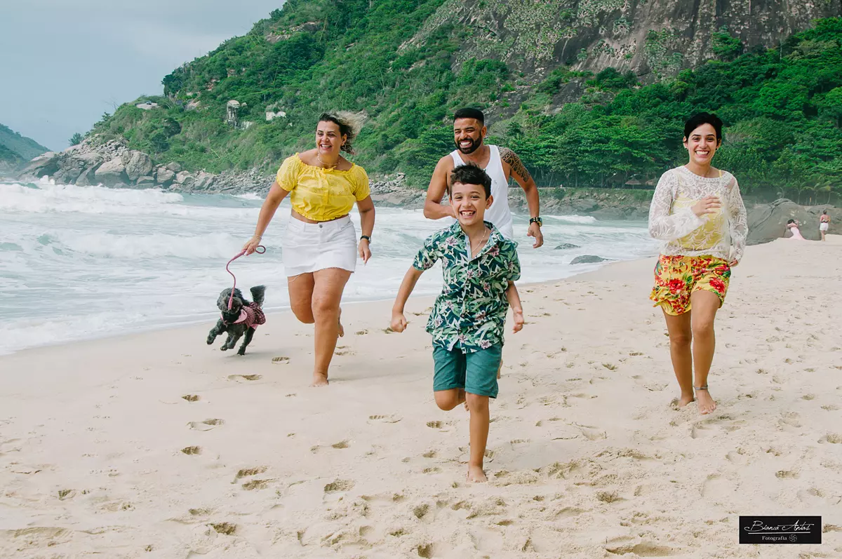 ensaio externo de casal na praia