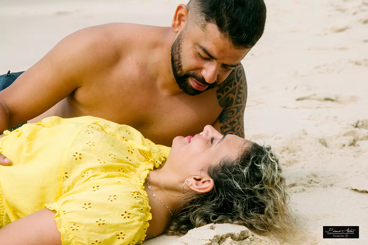 ensaio externo de casal na praia