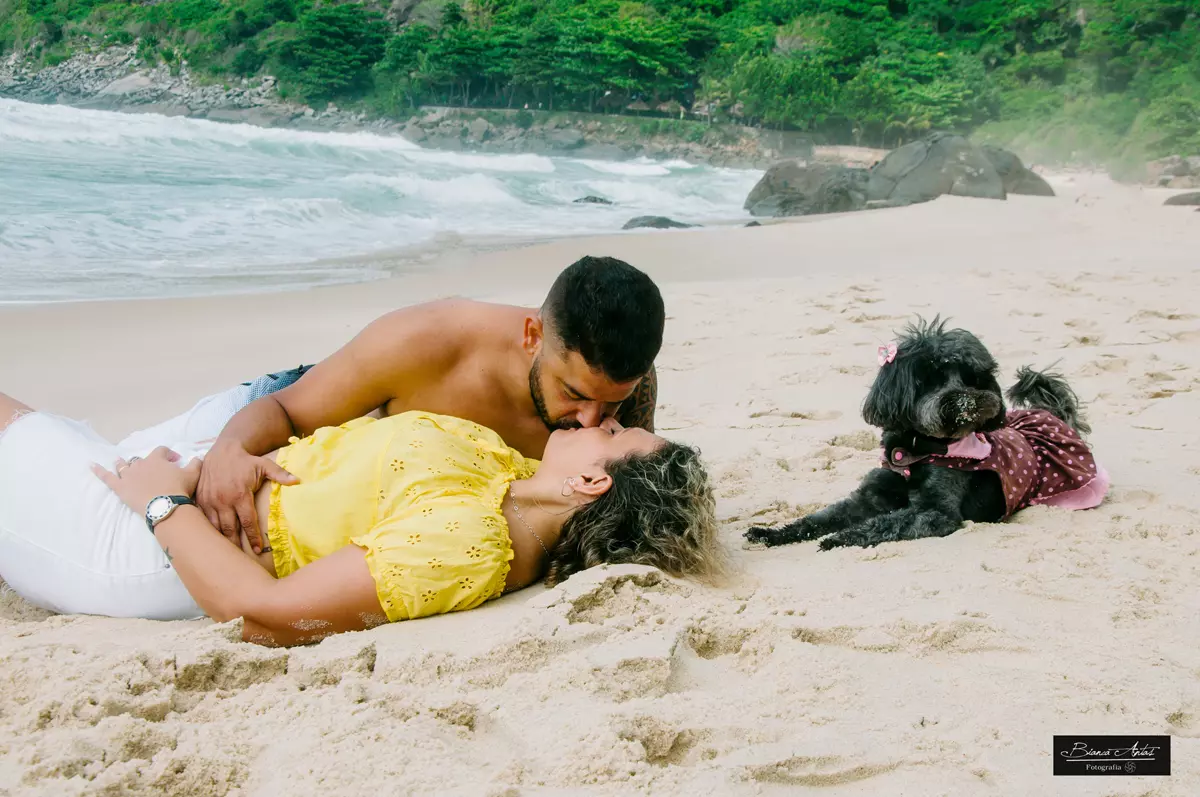 ensaio externo de casal na praia