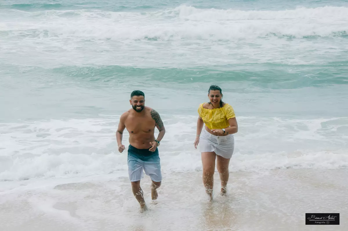 ensaio externo de casal na praia