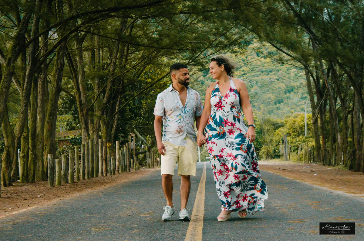 ensaio externo de casal na praia